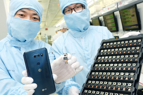▲ LG이노텍 광주공장 직원들이 LG V30에 탑재된 카메라모듈을 들어보이고 있다. ⓒLGE