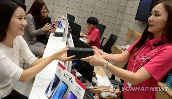 ▲ LG전자가 오는 21일 얇고 가벼운 프리미엄 디자인에 누구나 쉽게 쓸 수 있는 전문가급 멀티미디어 성능을 갖춘 LG V30를 국내 출시한다. ⓒ연합뉴스