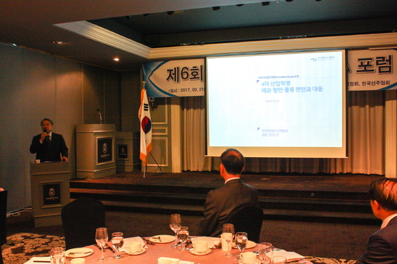 21일 열린 '마리타임 코리아 포럼'에서 양창호 한국해양수산개발원(KMI) 원장이 주제 발표를 하고 있다. ⓒ한국선주협회
