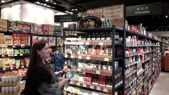 ▲ 홍콩 침사추이 지역에 위치한 K11 쇼핑몰 내 '마켓플레이스' 프리미엄 슈퍼에서 고객들이 피코크 상품들을 둘러보고 있다. ⓒ이마트