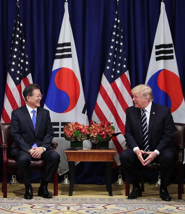 문재인 대통령이 22일 도널드 트럼프 미국 대통령과 만나 대화를 나누고 있다. ⓒ청와대 제공