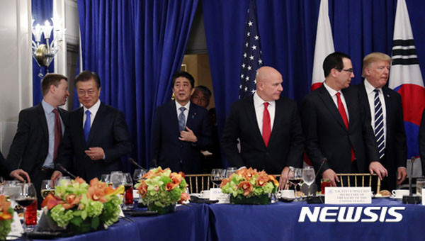 ▲ 지난 21일 한미일 정상회담 오찬에서 자리를 잡는 삼국 정상들. 이날 트럼프 美대통령은 '대북제재 행정명령'에 서명했다고 밝혔다. ⓒ뉴시스. 무단전재 및 재배포 금지.