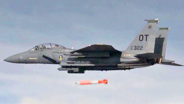 ▲ 미군이 현재 개발 중인 전술핵무기 B61-12 시험발사 장면. 수백 미터 암반층 아래를 파괴할 수 있다. ⓒ유튜브 '에어 밀리터리 소스' 채널 캡쳐.