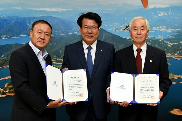 ▲ 제천시가 오는 25일 중국 은시주에 파견할 2명의 국외교류 민간특사를 임명했다.ⓒ제천시