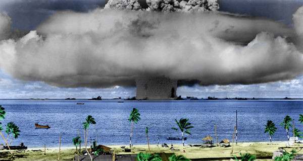 1946년 7월 25일 태평양 비키니 환초 주변에서 실시한 '크로스 로드-베이커' 작전의 수중 핵실험. 당시 핵분열 폭탄을 사용했으며, 폭발력은 23kt이었다. 그럼에도 주변에 길이 100m가 넘는 배들을 모두 집어 삼킬 정도의 해일이 일어났다. ⓒ위키피디아 공개사진.