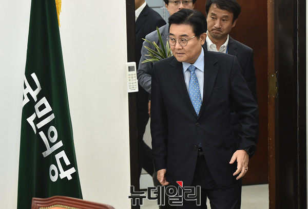 ▲ 전병헌 청와대 정무수석(사진)은 22일 오전 국회를 예방해 여야 지도부와 환담했다. 사진은 지난달 28일 국민의당을 예방하고 있는 전병헌 정무수석의 모습. ⓒ뉴데일리 이종현 기자