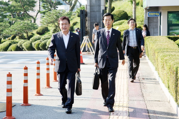 ▲ 김병우 충북교육감이 22일 세계 차 없는 날을 맞아 걸어서 출근하고 있다.ⓒ충북교육청