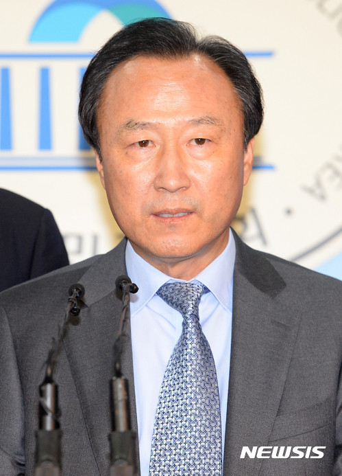 ▲ = 22일 오후 서울 여의도 국회 정론관에서 홍일표 자유한국당 의원이 한반도 인권과 통일을 위한 변호사 모임과 함께 중국 탈북자 북송과 대북지원 800만 달러 반대 기자회견을 하고 있다. ⓒ뉴시스