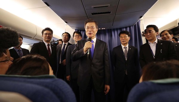 ▲ 문재인 대통령이 22일 기자들과 만나 간담회를 하는 모습. ⓒ청와대 제공