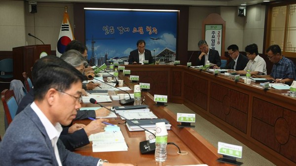 ▲ 이승훈 충북 청주시장이 22일 상수도사업본부로부터 내년도 업무계획을 보고받고 있다.ⓒ청주시