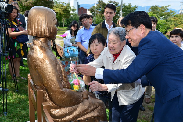 ▲ 위안부 피해 할머니들이 22일 충북 제천의병광장에 설치된 평화의 소녀상을 찾아 이근규 시장과 함께 헌화를 하고 있다.ⓒ제천시