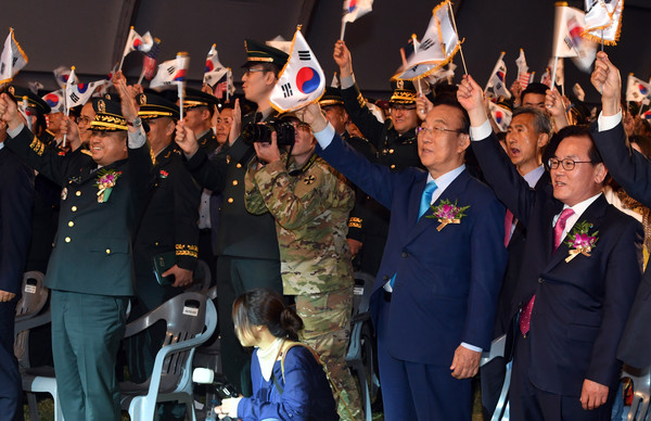 ▲ 칠곡에서 열린 제5회 낙동강 세계평화 문화 대축전에서 김관용 지사와 백선기 칠곡군수가 태극기를 흔들며 행사를 같이하고 있다.ⓒ경북도