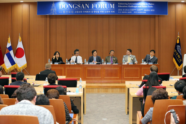 ▲ 2014년 제2회 동사포럼 시 종합토론 모습(한국교육개발원 유현숙 선임연구위원, 아키요시 요네자와 교수, 한국교원대 허병기 교수, 바오쿤 리우 교수, 피터 가자리언 교수, 경인교육대 김왕준 교수).ⓒ계명대