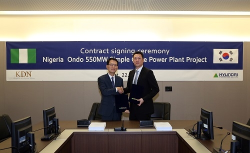 ▲ 나이지리아 가스터빈발전소 수주 계약을 마친 성상록 현대엔지니어링 사장(왼쪽)과 김승욱 킹라인디벨롭먼트 나이지리아 대표이사가 기념사진을 찍고 있다. ⓒ현대엔지니어링