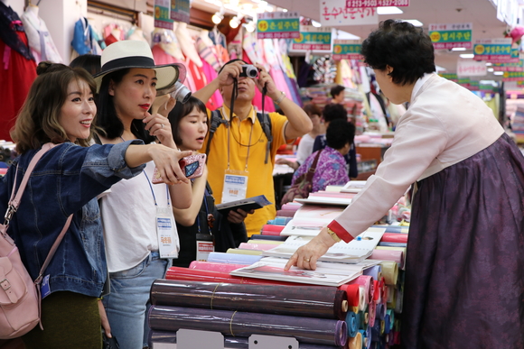 ▲ 중국 파워미디어 취재투어단이 대구서문시장 한복도매상가(영천주단)에서 한복에 대한 설명을 듣고 있다. ⓒ소진공