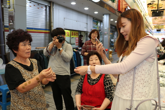 ▲ 왕홍 천단단(맨 오른쪽) 씨가 안동구시장연합에서 엽전으로 장보기 체험을 하고 있다. ⓒ소진공