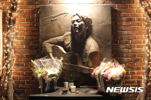 ▲ 서울 대학로 학전블루 소극장 앞에 서 있는 김광석 노래비.  ⓒ 뉴시스