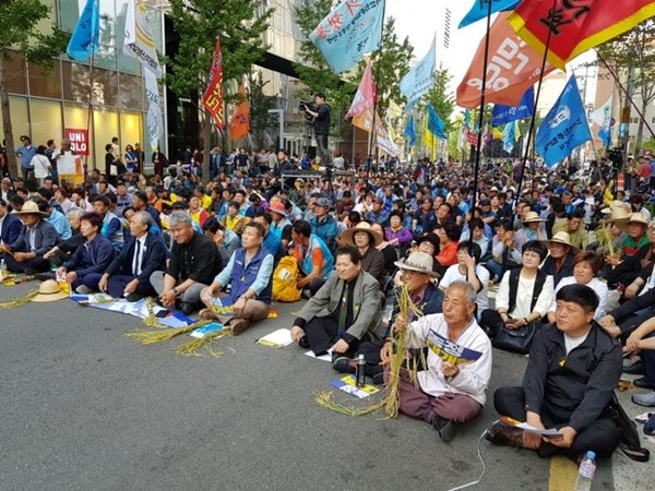▲ 23일 오후 5시 종로1가 르메이에르빌딩 앞에서 열린 백남기 농민 1주기 민중대회. ⓒ뉴데일리 박진형 기자
