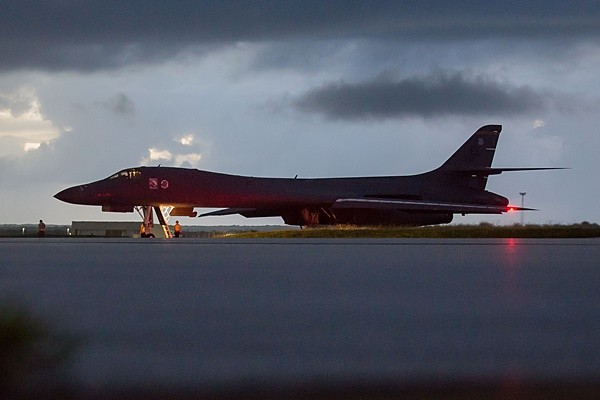 ‘죽음의 백조’로 불리는 美공군의 전략폭격기 B-1B 랜서가 24일 오전 휴전선 최북단쪽 북한 동해의 국제공역을 비행했다. 사진은 23일(현지시간) 괌 앤더슨 공군기지에서 이륙을 앞두고 있는 B-1B 랜서.ⓒ美국방부