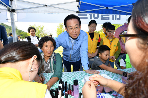 ▲ 김관용 경상북도지사는 지난 23일 경산시에서 시민단체와 함께 재능나눔봉사활동을 펼쳤다.ⓒ경북도