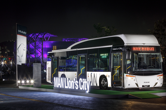 ▲ 만트럭버스코리아는 지난 22일 한강 세빛섬에서 'MAN 라이온스시티 천연가스 저상버스' 전시 행사를 진행했다고 24일 밝혔다.ⓒ만트럭버스코리아