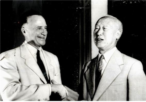 ▲ 경무대서 첫 회담전 악수하는 이승만대통령과 로버트슨 특사.