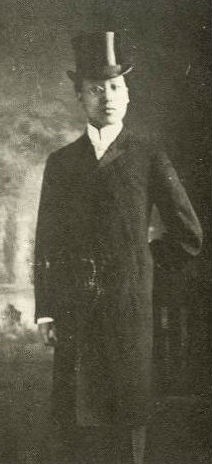 ▲ 루즈벨트 대통령을 만나기 위해 예복을 갖춘 유학생 이승만.