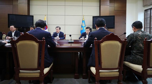 ▲ 문재인 대통령이 지난 24일 NSC 전체회의를 주재하는 모습. ⓒ청와대 제공