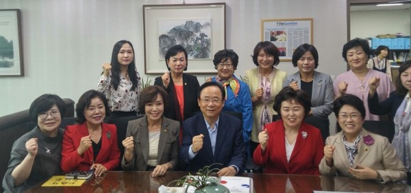 ▲ 김양희 충북도의장이 25일 국회를 방문해 이주영 개헌특위원장과 양성평등 실현을 위한 개헌을 건의했다.ⓒ충북도의회