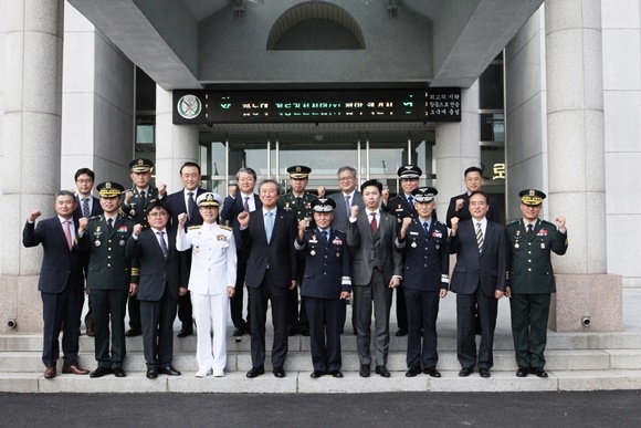 ▲ 지난 22일 대전 유성구 소재 합동군사대에서 열린 '1사 1병영 운동 결연 협약식' 이후 계룡건설 및 합동군사대학교 관계자들이 기념촬영을 하고 있다. ⓒ계룡건설