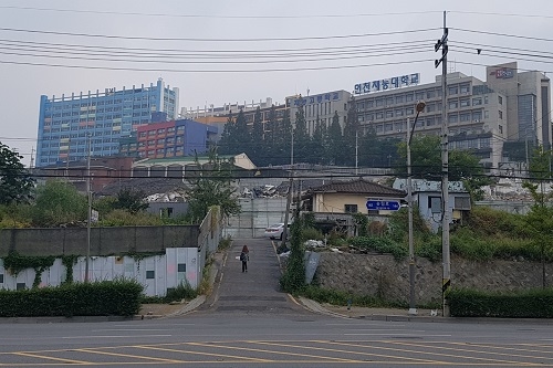 ▲ 송림4구역과 결합개발 추진 중인 대헌학교뒤 구역. 몇집만 남겨두고 철거된 상태다. =이보배 기자