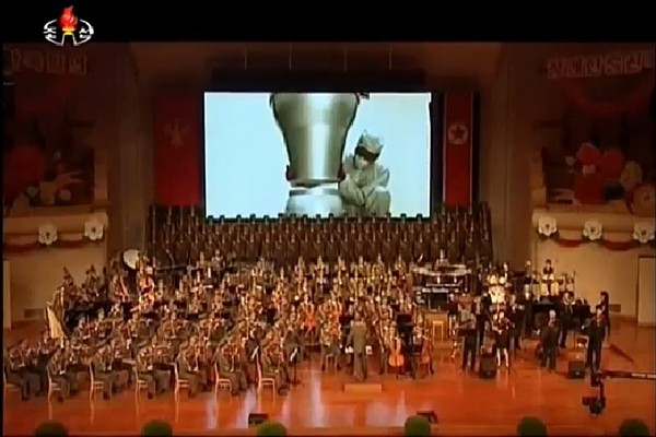 ▲ 북한 '조선중앙TV'가 지난 10일 공개한 '핵 과학자·기술자 축하공연' 배경영상 일부로 수소폭탄 탄두로 추정되는 물체를 北기술자가 조립하고 있다.ⓒ北선전매체 보도영상 화면캡쳐