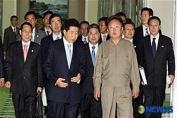 2007년 10월 3일 오전 백하원 영빈관에서 열린 남북정상회담을 마친 당시 노무현 대통령(왼쪽)과 김정일이 이야기를 나누며 걸어나오고 있다.ⓒ뉴시스. 무단전재 및 재배포 금지