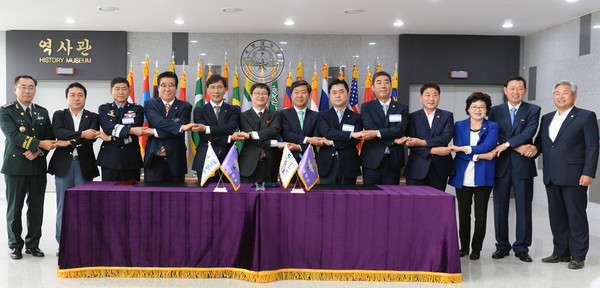 ▲ 충남도가 26일 국방대 이전 기념식에 앞서 국방대와 상호 협력을 위한 업무협약을 가졌다.ⓒ충남도