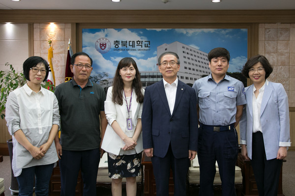 ▲ 윤여표 총장이 26일 충북대 대학본부 5층에서 용역 및 계약직원들의 격려 행사에서 기념촬영을 하고 있다.ⓒ충북대