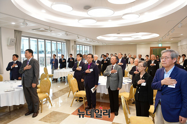 ▲ 26일 오후 4시 서울 서대문구 연세대 알렌관에서 열린 '이승만전집 발간위원회 창립모임'에서 참석자들이 국민의례를 하고 있다.ⓒ뉴데일리 정상윤 기자.