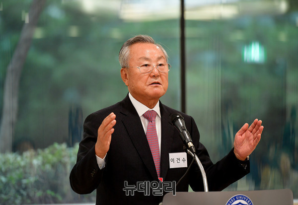 ▲ 이건수 동아일렉콤 회장이 26일 오후 서울 서대문구 연세대학교 알렌관에서 열린 이승만전집 발간위원회 창립모임에서 축사를 하고 있다.ⓒ뉴데일리 정상윤 기자.