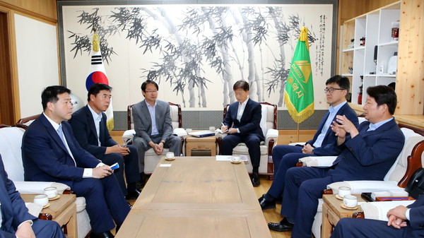 ▲ 권영진 대구시장이 26일 청와대 황태규 균형발전 비서관 등을 만나 대구지역 주요현안을 논의했다.ⓒ대구시