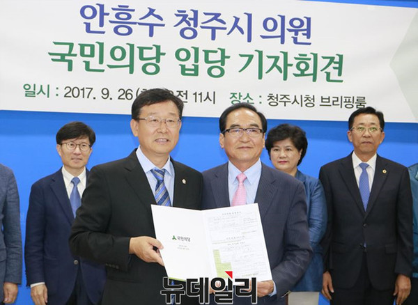 ▲ 충북 청주시의회 무소속 안흥수 의원이 26일 국민의당에 입당했다.ⓒ김종혁 기자