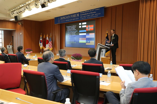 ▲ 제3회 동산포럼에서 토마스 해치 교수가 '미래의 학교 변화와 전망'에 대하 기조연설을 하고 있다.ⓒ계명대