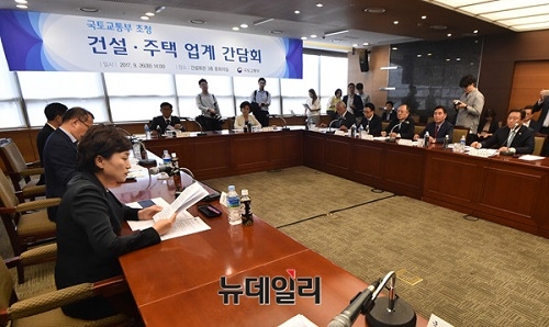 ▲ 김현미 국토부 장관이 취임 후 처음으로 건설·주택업계 관계자들과 간담회를 진행했다. ⓒ뉴데일리