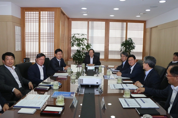 ▲ 26일 농협금융지주는 제3차 글로벌 전략협의회를 개최했다. 이날 회의는 김용환 회장 주재아래 각 금융지주 계열사 사장들이 참석했다.ⓒNH농협금융지주