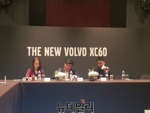 ▲ (오른쪽 첫 번째) 이정현 볼보차 디자이너가 26일 서울 그랜드 하얏트호텔에서 그룹 인터뷰를 진행하고 있는 모습.ⓒ뉴데일리