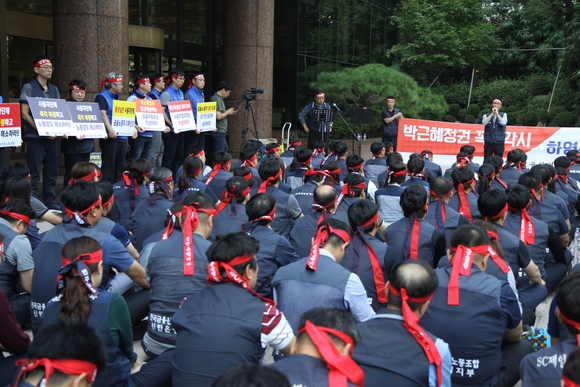 ▲ 전국금융산업노동조합이 26일 서울 명동 소재 은행회관 1층에서 산별교섭 복원을 요구하는 시위를 개최했다.  ⓒ 전국금융산업노동조합.