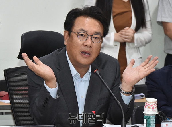 ▲ 자유한국당 정진석 의원. 그는 27일 김무성 의원과 함께 주최하는 초당적 모임인 '열린 포럼 미래'에 참석했다. ⓒ뉴데일리 이종현 기자