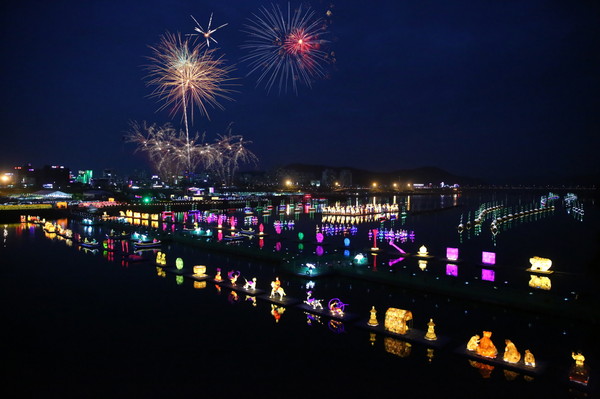 ▲ 지난해 백제문화제 백제등불 향연.ⓒ충남도