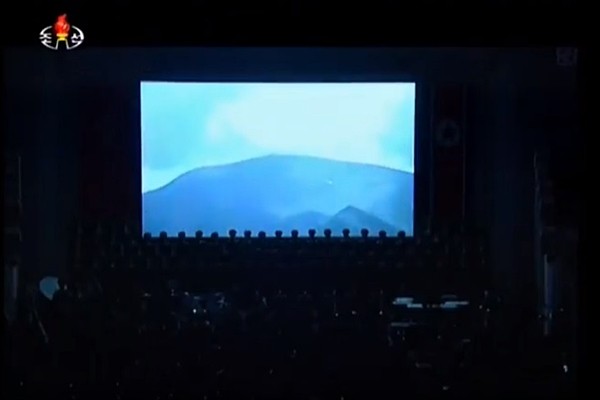 ▲ 北'조선중앙TV'가 지난 10일 공개한 6차 핵실험에 참여한 핵 과학자·기술자들을 위한 축하공연 영상에 핵실험을 형상화한 듯한 무대 배경영상이 노출됐다. 사진은 해당 배경영상 일부로 북한은 핵실험으로 인한 진동으로 산이 흔들리는 듯한 영상효과를 담았다.ⓒ北선전매체 선전영상 화면캡쳐