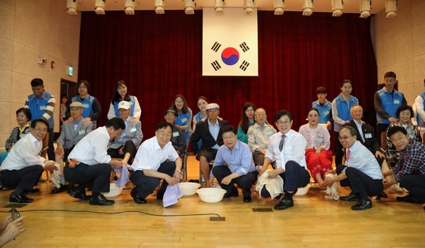 ▲ 27일 대전노인복지관에서 열린 제21회 노인의 날 행사 세족식 모습.ⓒ대전시