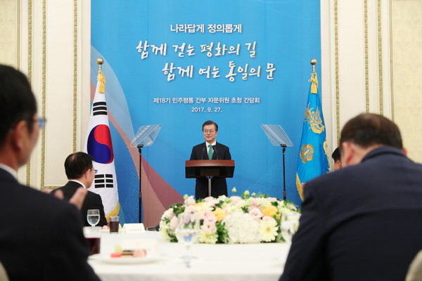 ▲ 문재인 대통령이 27일 민주평통 간부 자문위원 초청간담회에서 발언을 하고 있다. ⓒ청와대 제공