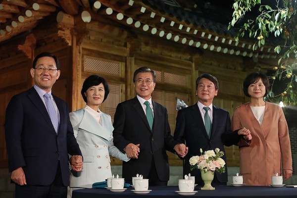 ▲ 문재인 대통령이 27일 여야 대표를 청와대 상춘재로 불러 이야기를 나눴다. ⓒ청와대 제공